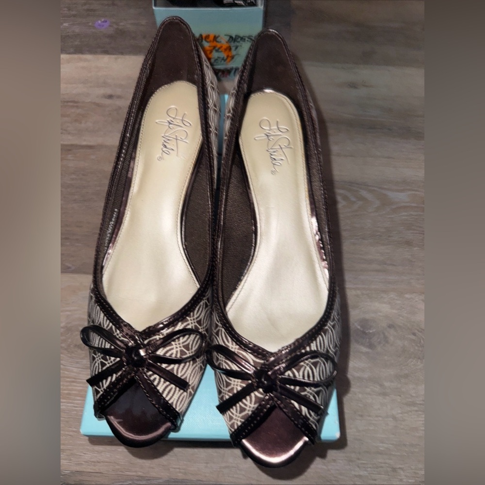 Life Stride Size 9.5M w/ box bow accent brown tones slip on peep toe cuban heel